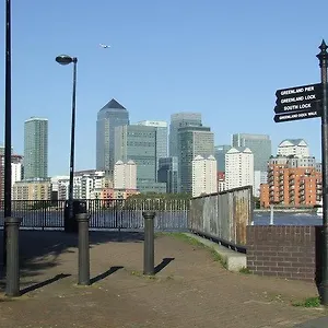 Surrey Quays Apartment London